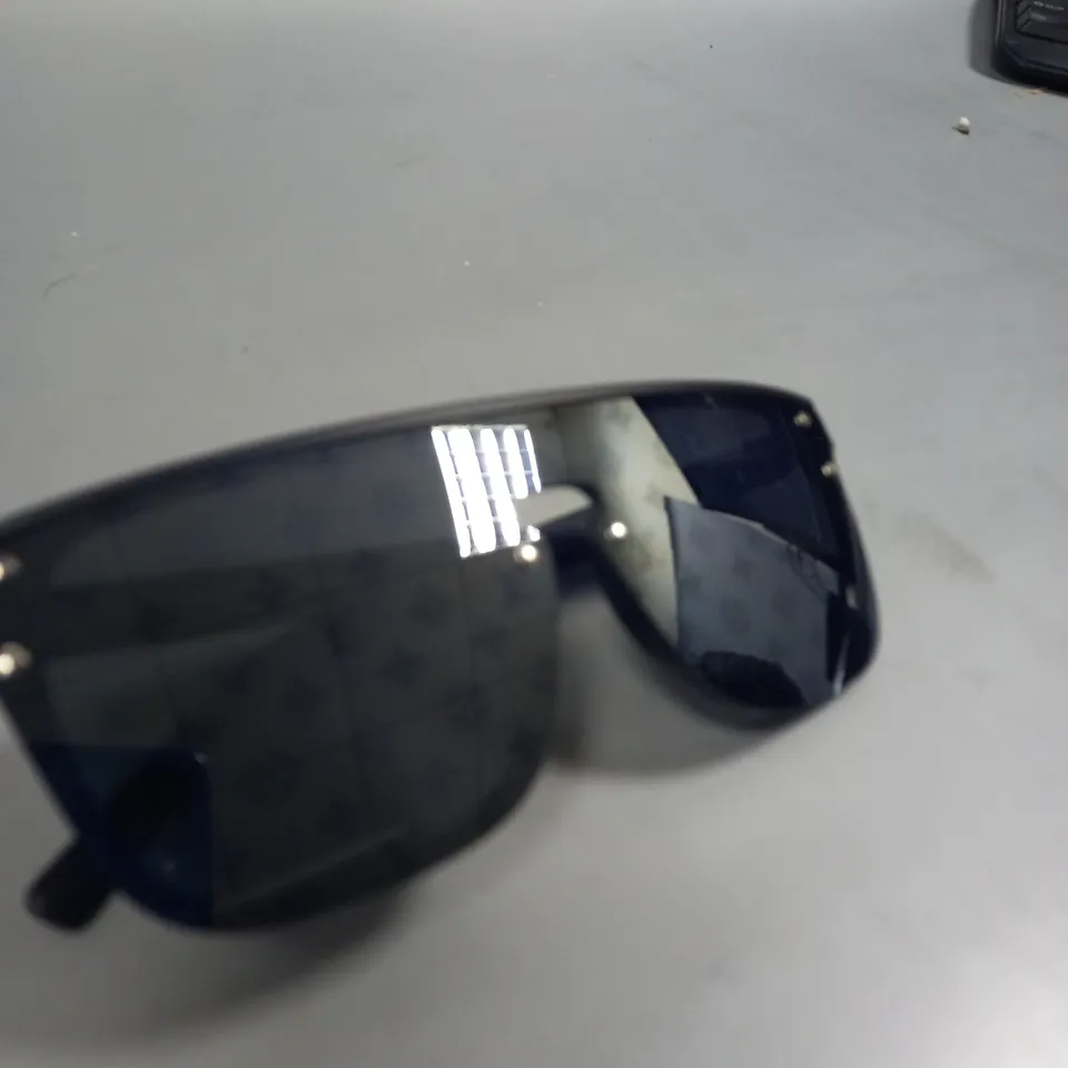 LOUIS VUITTON BLACK PRINT SUNGLASSES 