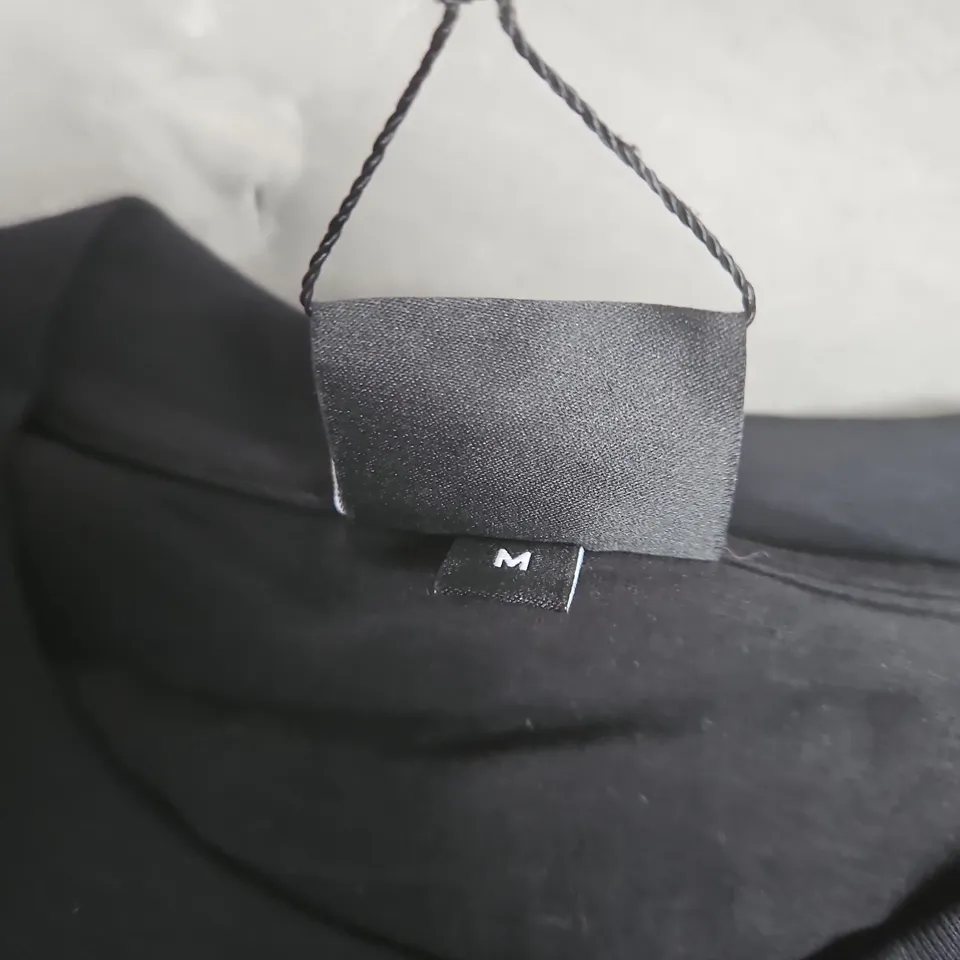 BONBERRY LONDON BLACK T-SHIRT IN BLACK WITH PRINTED POCKET – SIZE M