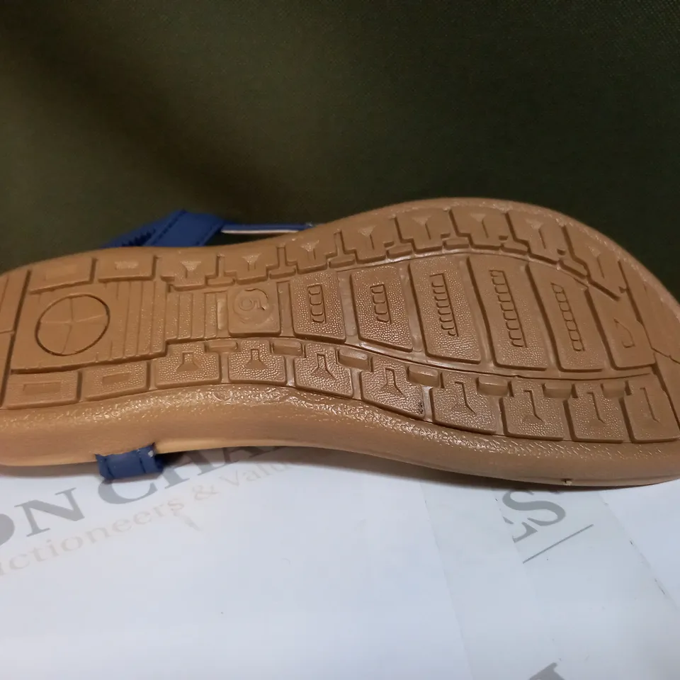 KASARA FAUX PEARL DETAIL THONG SANDAL - SIZE 5