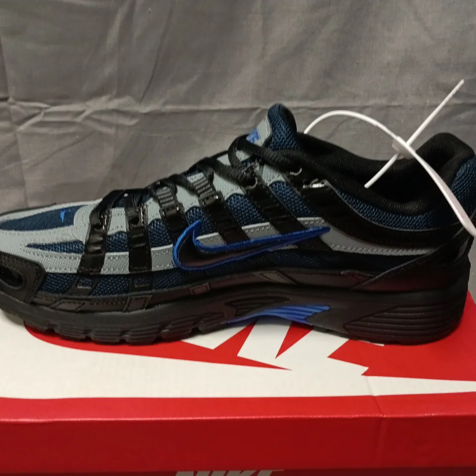 NIKE P-6000 TRAINERS IN ROYAL/BLACK/DARK GREY - UK 10