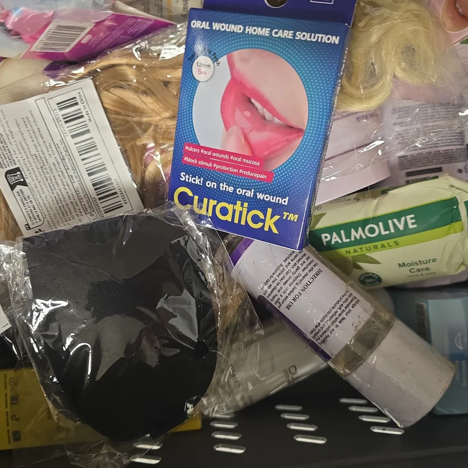 APPROXIMATELY 15 ASSORTED COSMETIC ITEMS INCLUDING VARIOUS MAKES AND BRANDS - COLLECTION ONLY