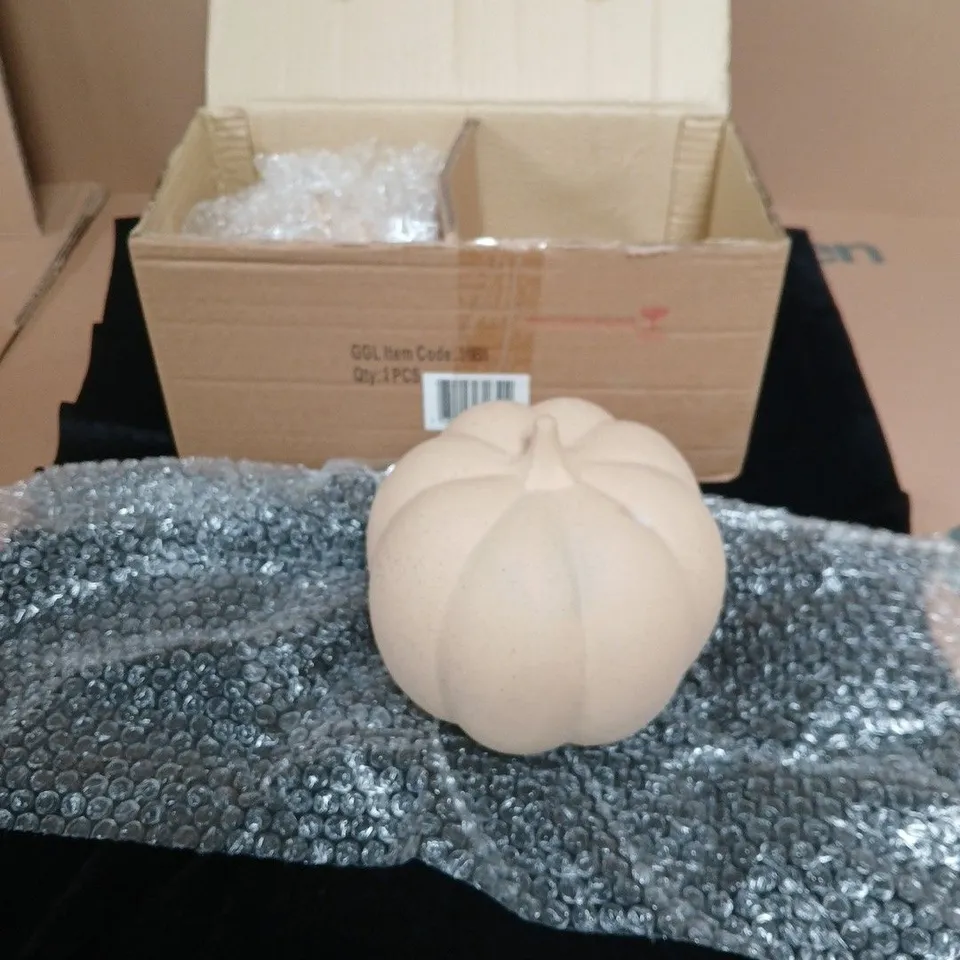 BOX OF 2 GISELA GRAHAM CERAMIC PUMPKIN ORNAMENT, LONDON – DECORATIVE HOME DÉCOR