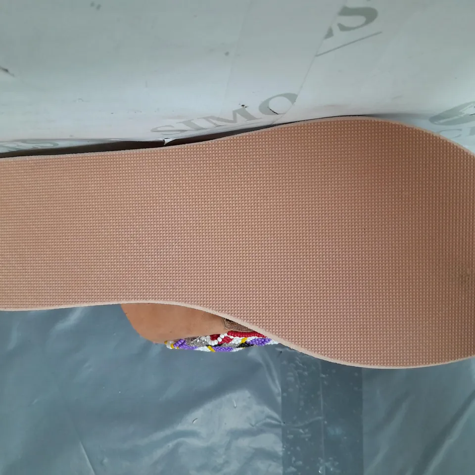 BOXED PAIR OF LAIDBACK LONDON TOE POST FLAT SANDALS IN MULTICOLOUR EU SIZE 40