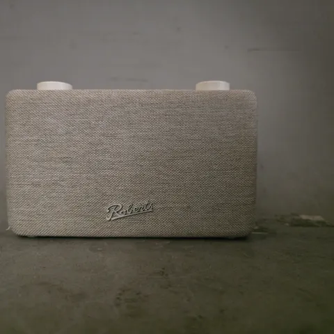 BOXED ROBERTS PLAY FM RADIO
