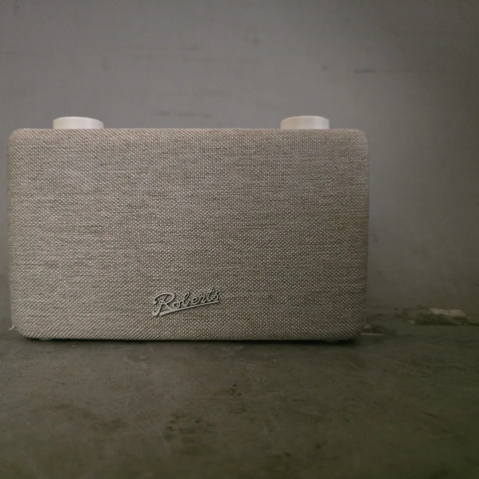 BOXED ROBERTS PLAY FM RADIO