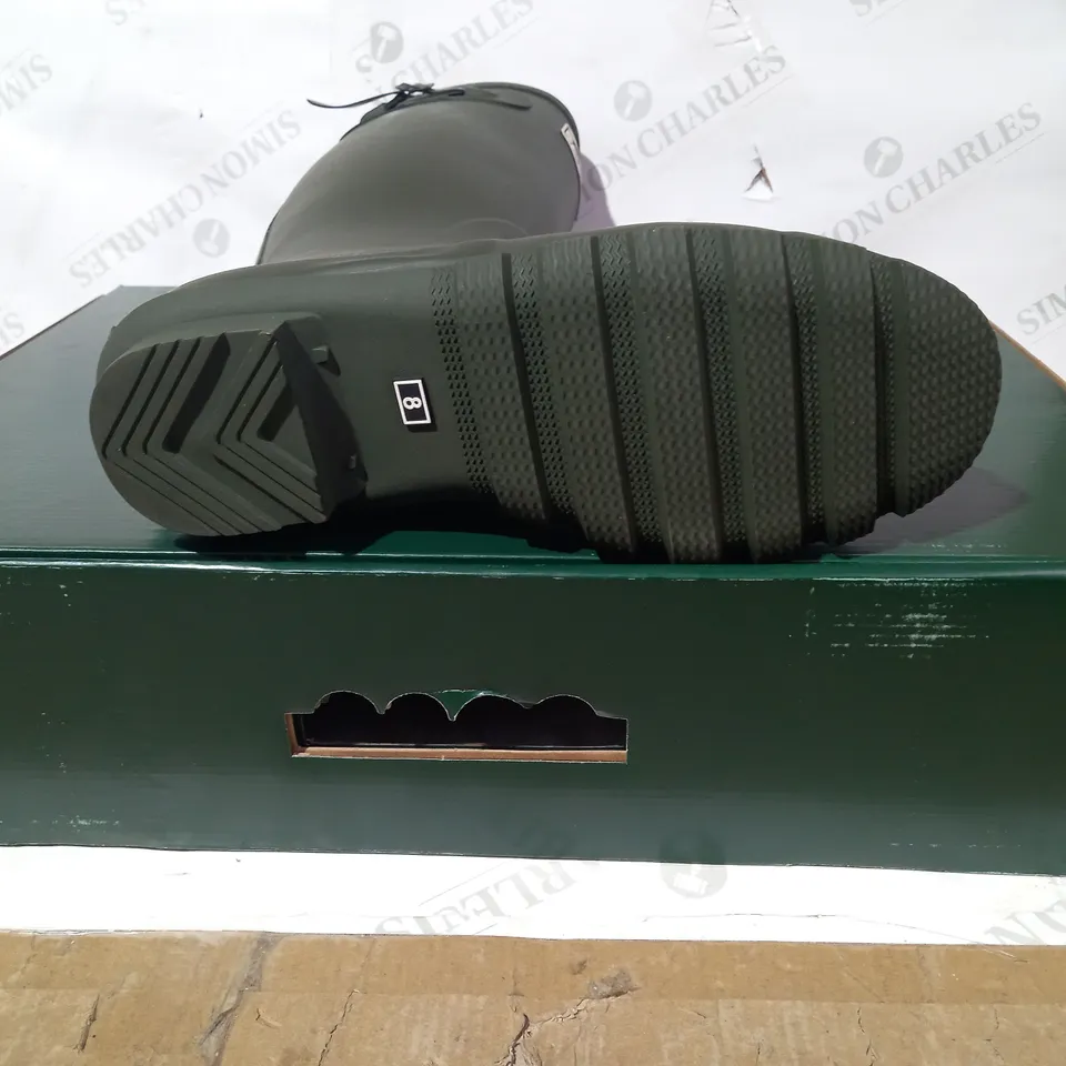 BOXED PAIR OF BARBOUR WELLINGTON BOOTS IN OLIVE UK SIZE 8