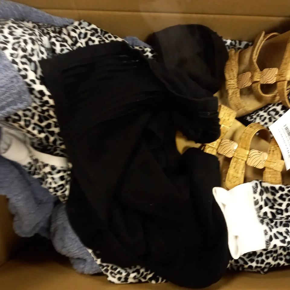 BOX OF APPROXIMATELY 10 ASSORTED HOUSEHOLD ITEMS TO INCLUDE DESIGNER SLIPPERS IN OLIVE UK SIZE 9, VIONIC TRAINERS IN WHITE UK SIZE, KOCHBLUME SMART LID IN RED, ETC