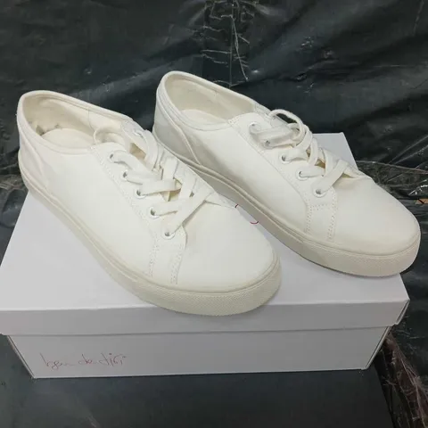 BOXED PAIR OF BEN DE LISI CANVAS SHOES - UK SIZE 6