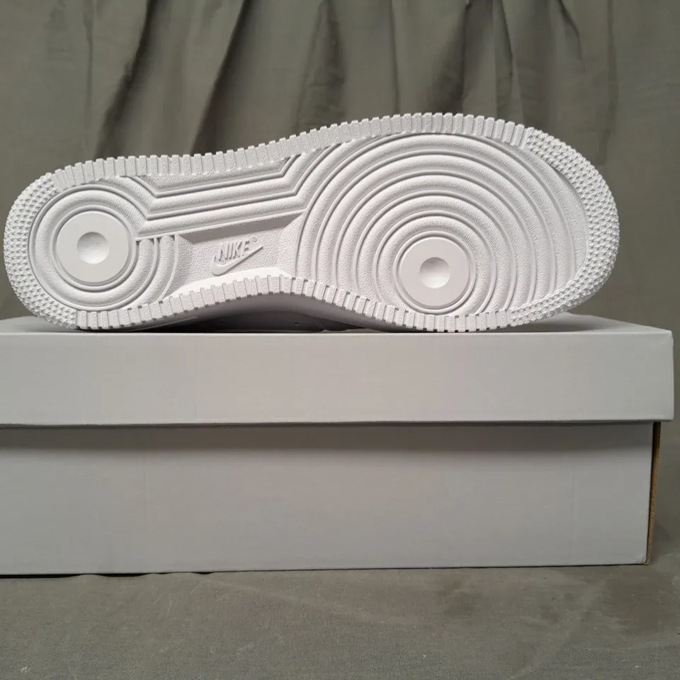 BOXED PAIR OF NIKE AIR FORCE 1 '07 SHOES IN WHITE UK SIZE 8.5