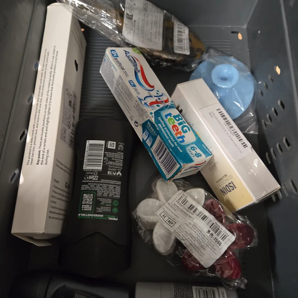 APPROXIMATEY 20 ASSORTED HEALTH AND BEAUTY PRODUCTS TO INCLUDE - Q+A  AHA EXFOLIATOR - WESTLAB DEAD SEA SALT - LEE STAFFORD DETANGLING BRUSH - ETC