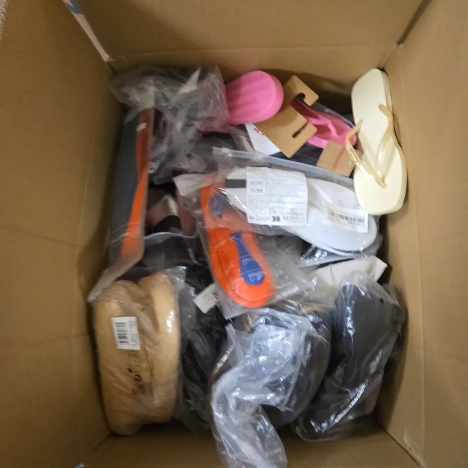 BOX OF APPROXIMATELY 15 ASSORTED SHOES TO INCLUDE: OODIE SANDLES 