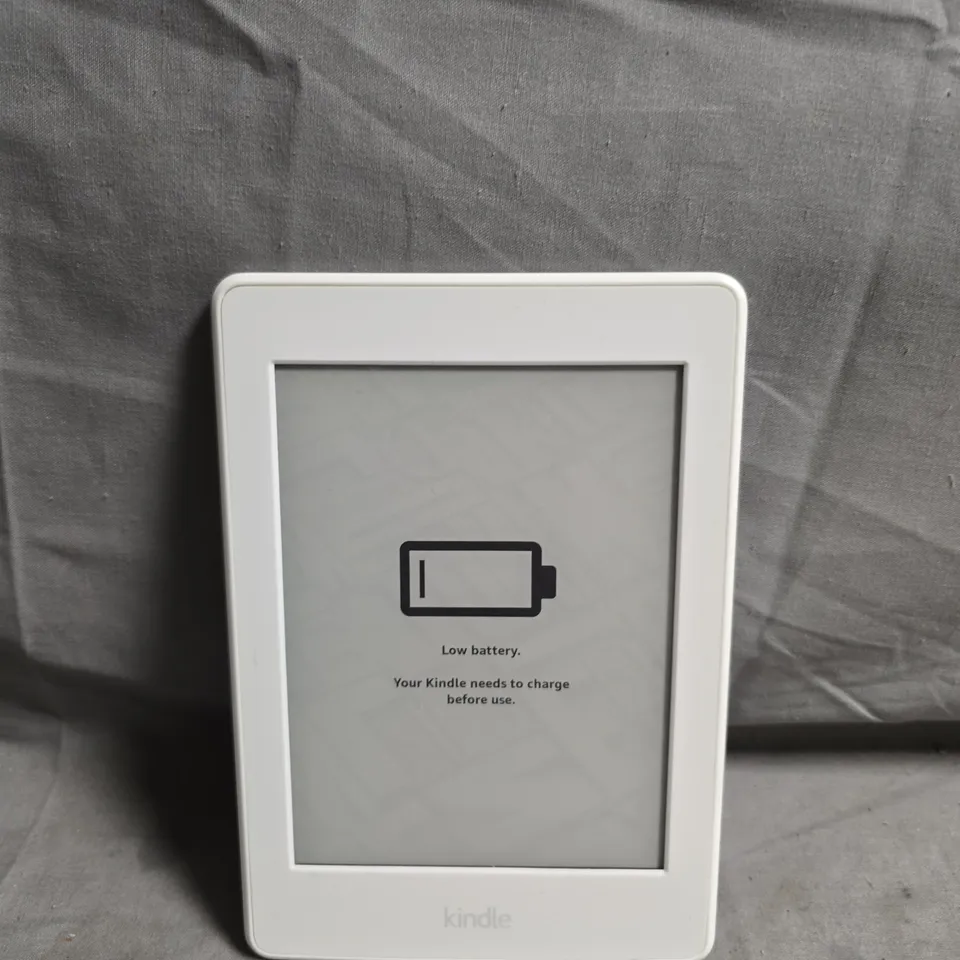 AMAZON KINDLE E-READER (WHITE) 