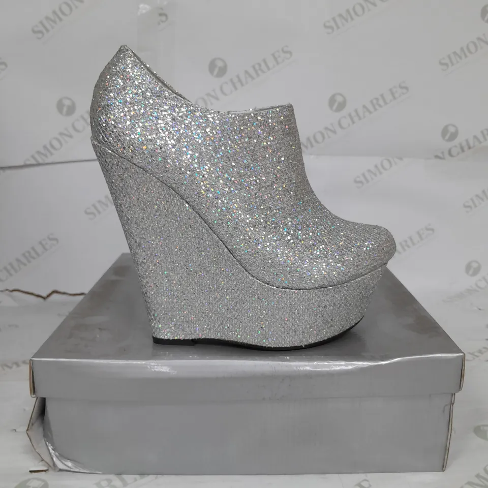 CASSANDRA  PLATFORM WEDGE HEEL ANKLE BOOT IN WHITE SHIMMER SIZE 6