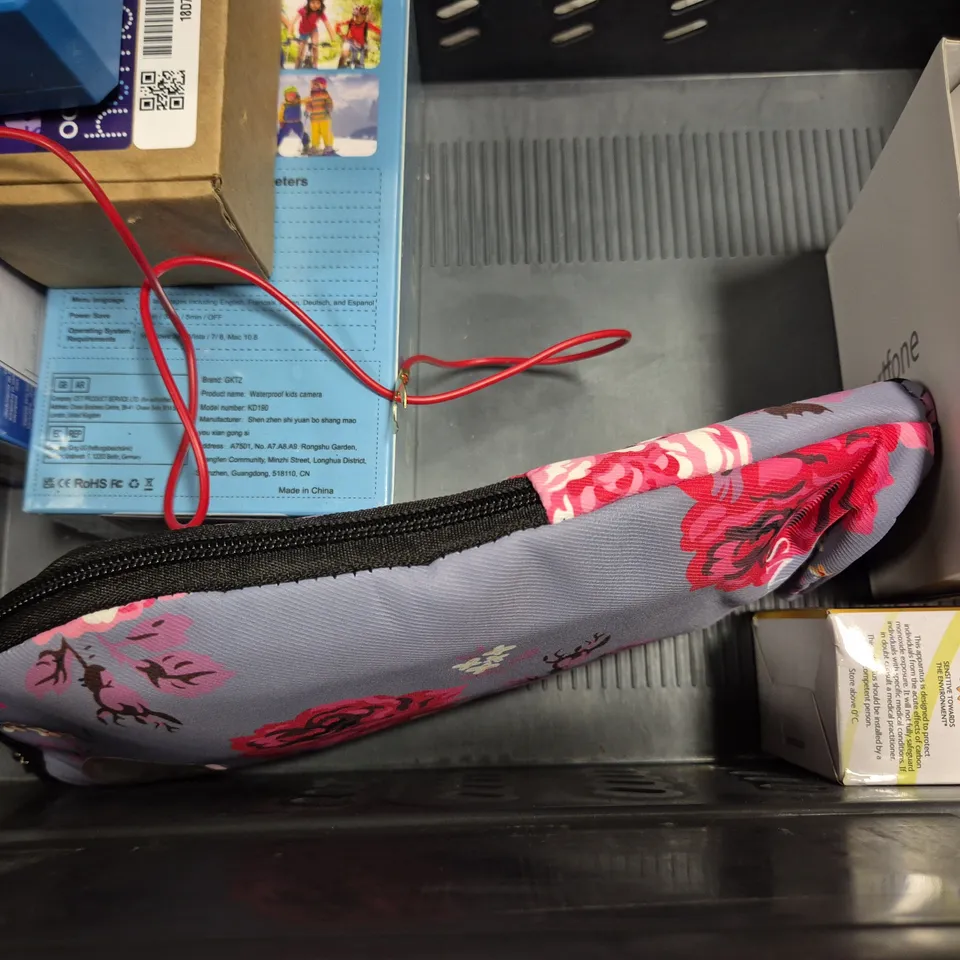 TOTE OF APPROXIMATELY 8 ASSORTED ITEMS TO INCLUDE - KIDS CAMERA , NEXT TORCH LIGHT ETC