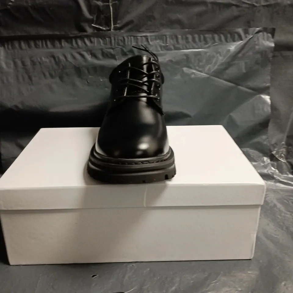 CONZURI BLACK LEATHER LACE-UP SHOES WITH CHUNKY LUG SOLE SIZE 6