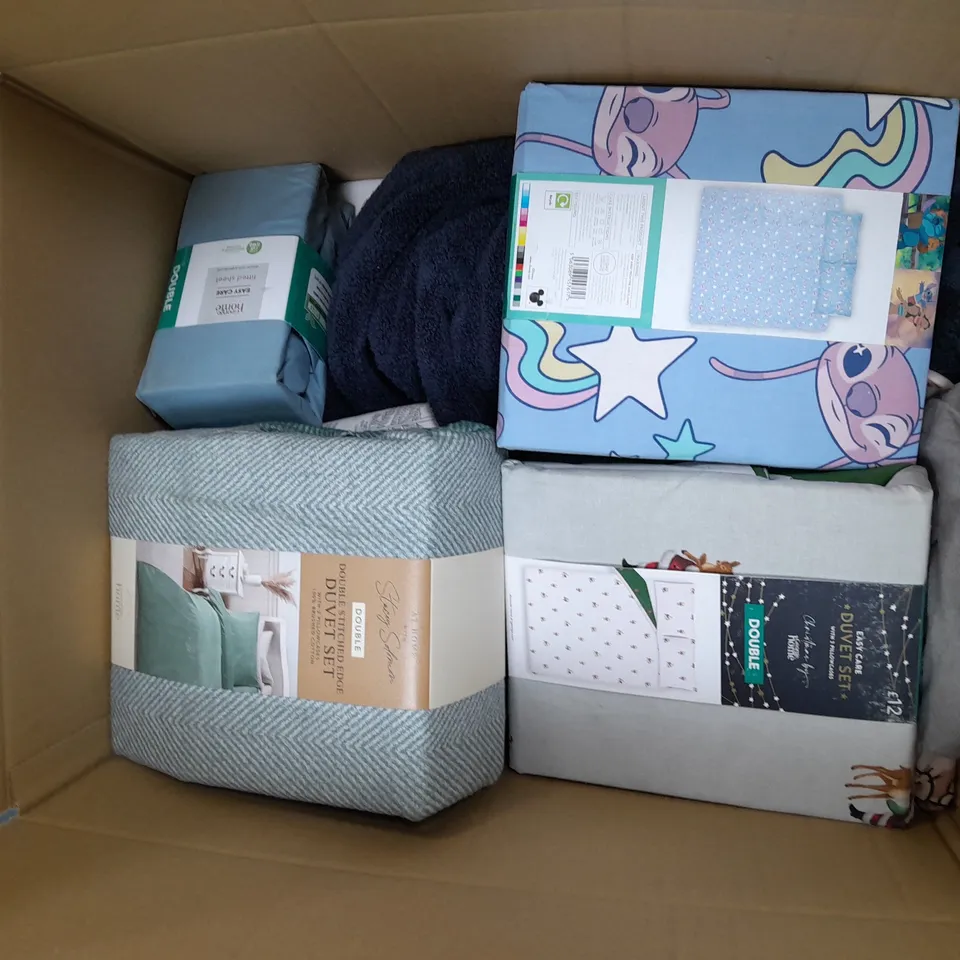 APPROXIMATELY 8 ASSORTED HOUSEHOLD ITEMS TO INCLUDE VARIOUS BEDDING IN VARIOUS SIZES AND STYLES