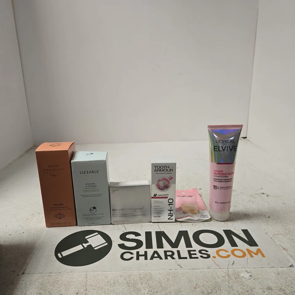 APPROXIMATELY 30 ASSORTED BEAUTY PRODUCTS INCLUDING GROW GORGEOUS ROOT STIMULATING PRIMER, LIZ EARLE CLEANSE & POLISH START KIT AND IT BYE BYE PROSE PRESSED POWDER