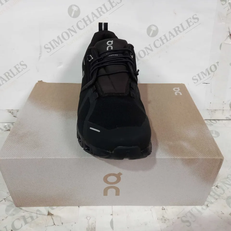 BOXED PAIR OF ON CLOUD 5 WATERPROOF TRAINERS IN BLACK UK SIZE 7