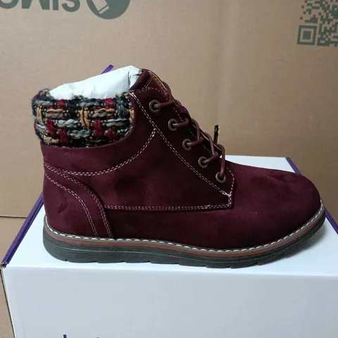 BOXED PAIR OF LOTUS SYCAMORE BORDO BOOTS β UK 4