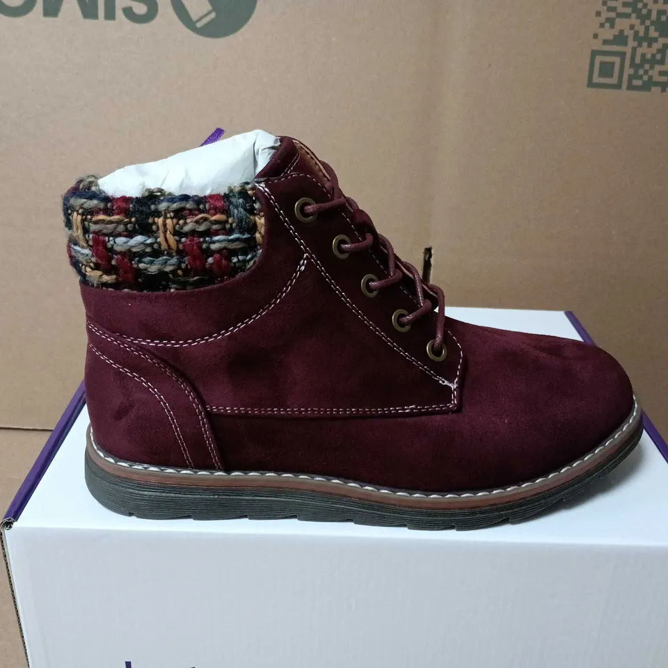 BOXED PAIR OF LOTUS SYCAMORE BORDO BOOTS – UK 4