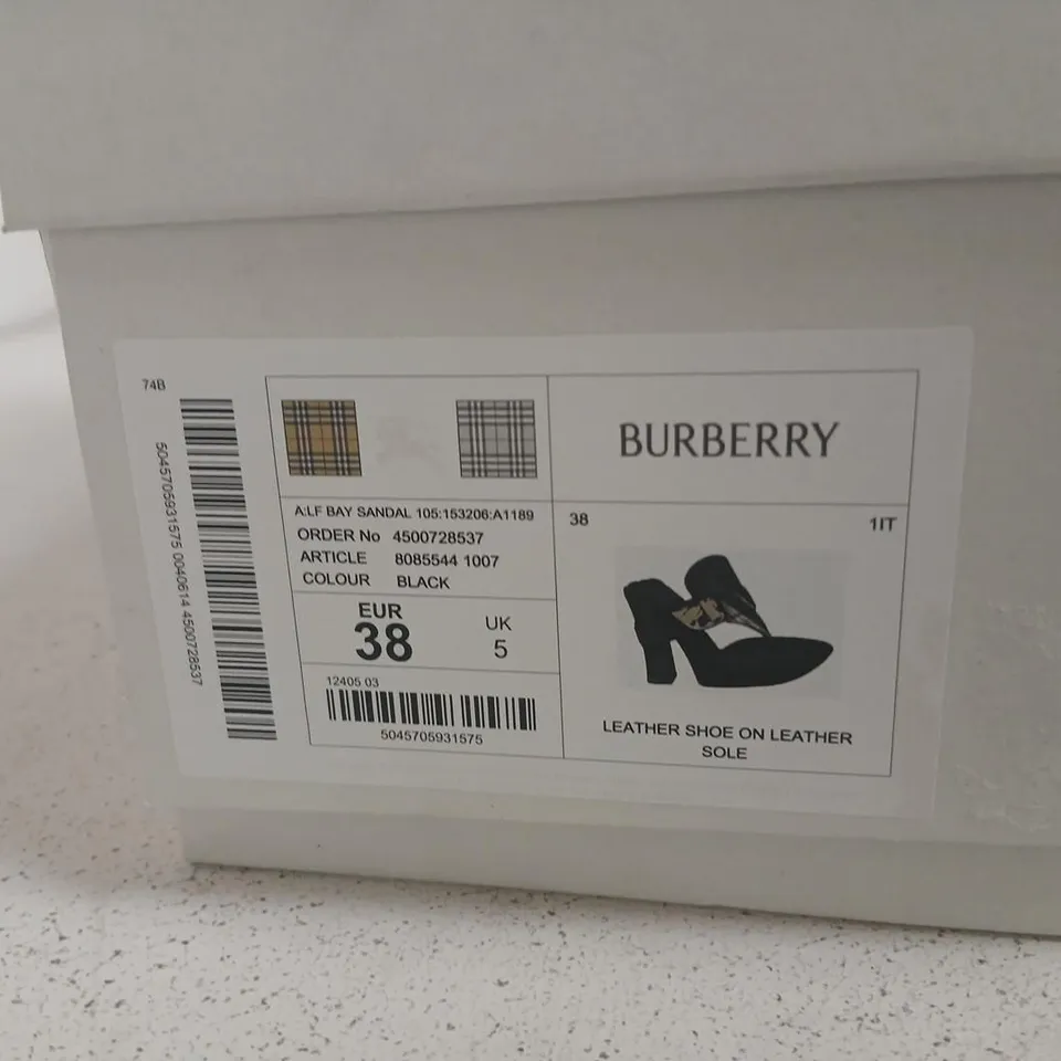 BURBERRY BLACK LEATHER SANDALS WITH QUILTED FOOTBED, UK 5 (EU 38) – LEATHER SOLE