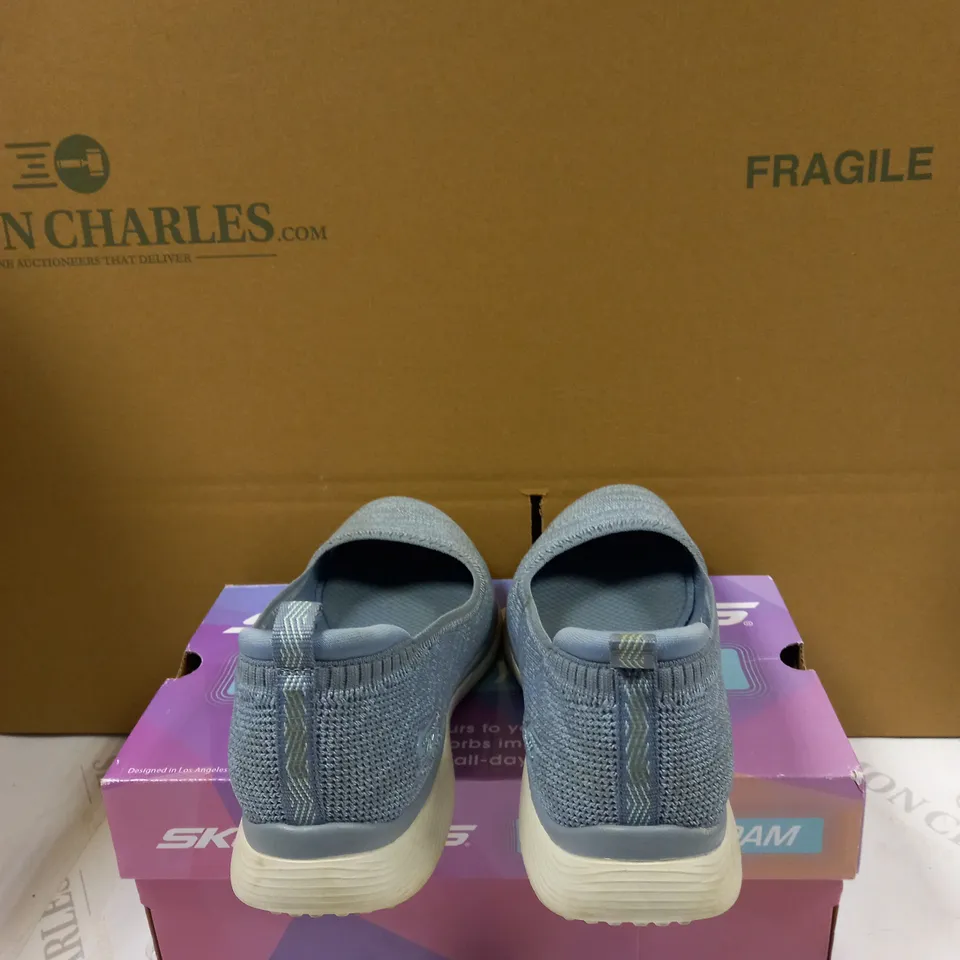 PAIR SKECHERS MICROBURST 2.0 BE ICONIC STRETCH FIT PUMP BLUE - SIZE 5