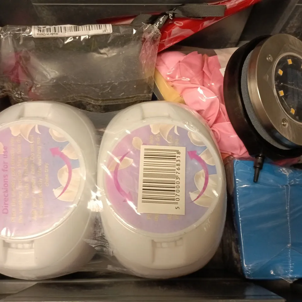 APPROXIMATELY 7 ASSORTED HOUSEHOLD ITEMS TO INCLUDE LAUNDRY DETERGENT, DRAPER SET, BALLOON ARCH, ETC