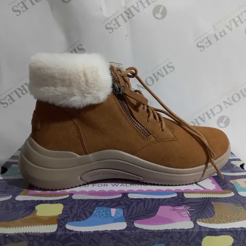 SKETCHERS LACE UP CHUG BOOT SIZE 6