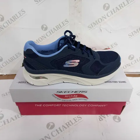 BOXED PAIR OF SKECHERS ARCH FIT SHOES NAVY/BLUE UK SIZE 6