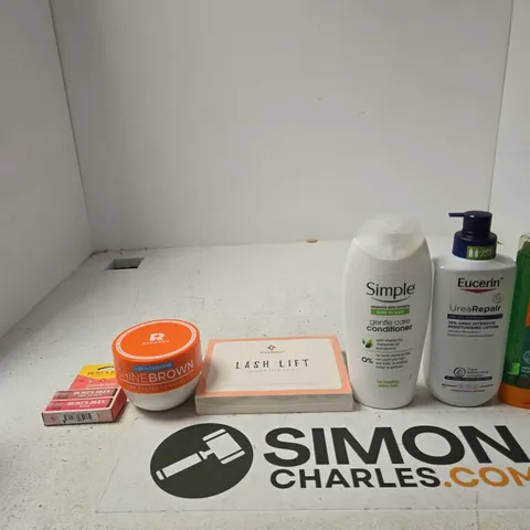 TOTE OF APPROXIMATELY 10 ASSORTED BEAUTY PRODUCTS INCLUDING BURTS BEES TINTED LIP BALM BYROKKO SHINE BROWN AND ICONSIGN LASH LIFT