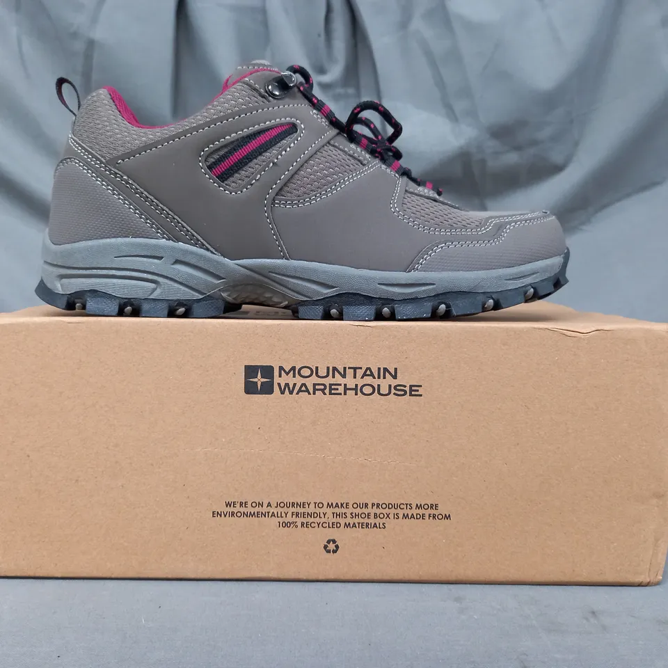 BOXED PAIR OF MOUNTAIN WAREHOUSE MCLEOD WOMEN'S WIDE FIT WALKING SHOES IN LIGHT BROWN/BERRY UK SIZE 7