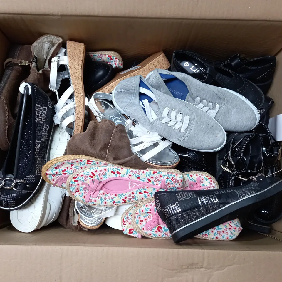 APPROXIMATELY 12 ASSORTED KIDS PAIRS OF SHOES IN VARIOUS COLOURS, STYLES, AND SIZES
