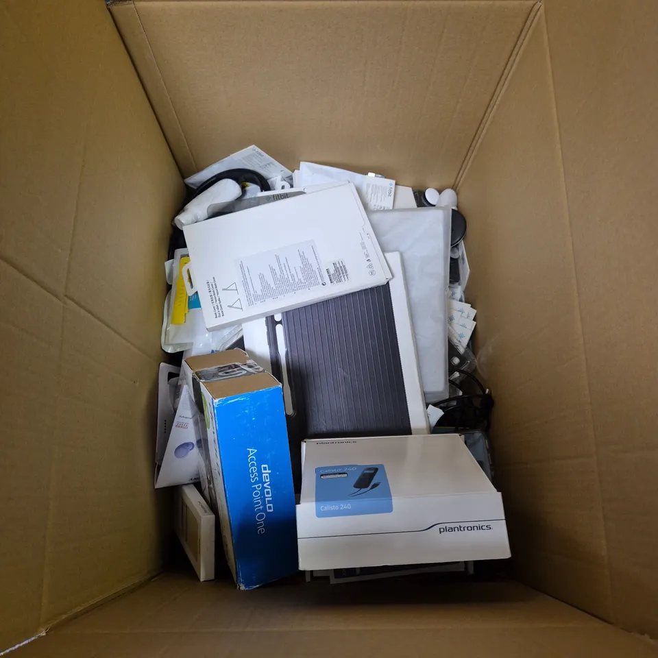 BOX OF APPROXIMATELY 20 ASSORTED ITEMS TO INCLUDE - CLIP BOARD , DELL KEYBOARD , FIRE 7 COVER ETC