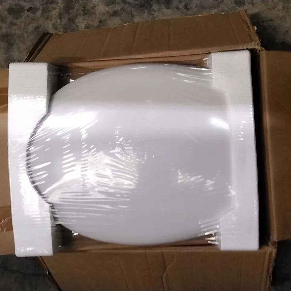 A BOX OF 4 BOXED TOILET SEATS IN WHITE