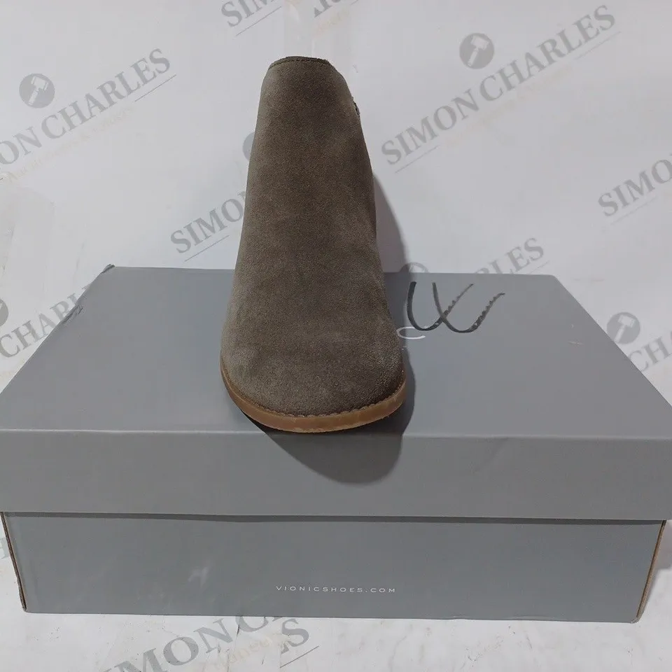 BOXED VIONIC MILLIE BOOTS IN GREIGE SIZE 6