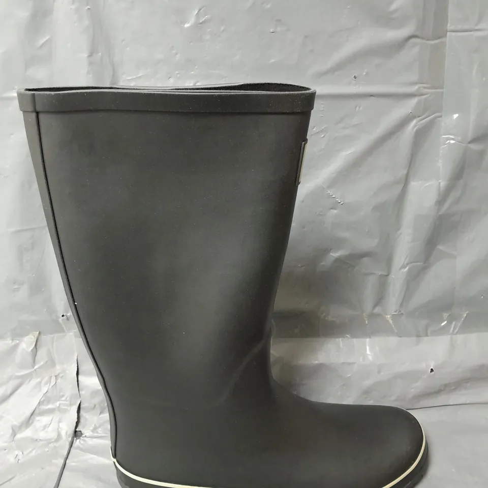 WELLINGTON BOOTS IN BLACK - SIZE 7