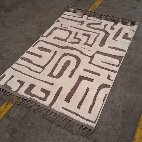 RECTANGULAR GEOMETRIC AREA RUG – IVORY/CREAM WITH BROWN PATTERN, FRINGED EDGES APPROXIMATELY 120×170CM