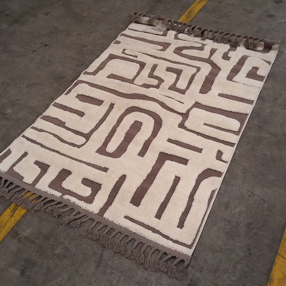 RECTANGULAR GEOMETRIC AREA RUG – IVORY/CREAM WITH BROWN PATTERN, FRINGED EDGES APPROXIMATELY 120×170CM