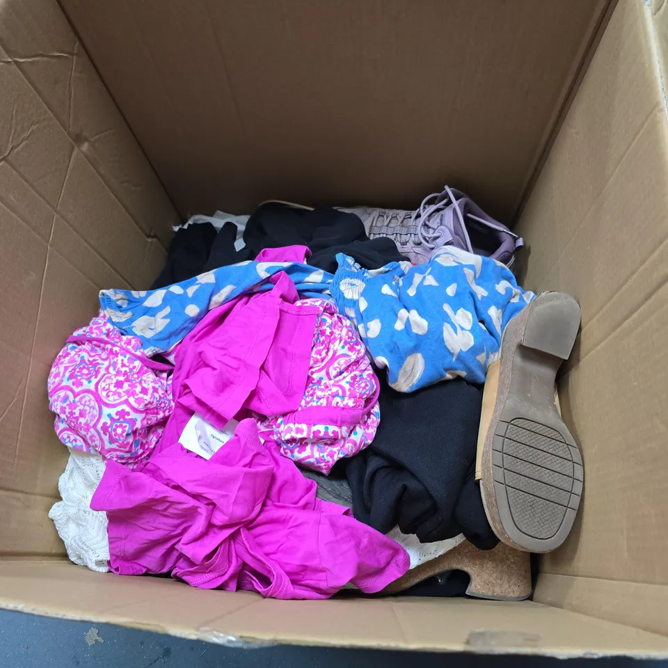 BOX OF APPROXIMATELY 20 ASSORTED CLOTHING AND FASHION ITEMS IN VARIOUS STYLES, SIZES, AND COLOURS