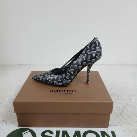 BURBERRY MONOGRAM HIGH HEEL PUMP – LEATHER SOLE, UK 7 (EUR 40)