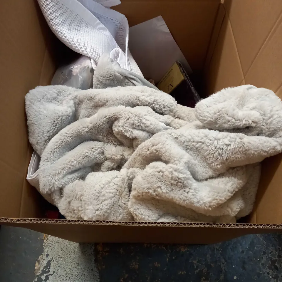 LARGE BOX OF APPROXIMATELY 20 ASSORTED HOUSEHOLD ITEMS TO INCLUDE: BABY PINK RUG, DOUBLE FITTED SHEETS, HOT PINK FLUFFY PILLOW CASES