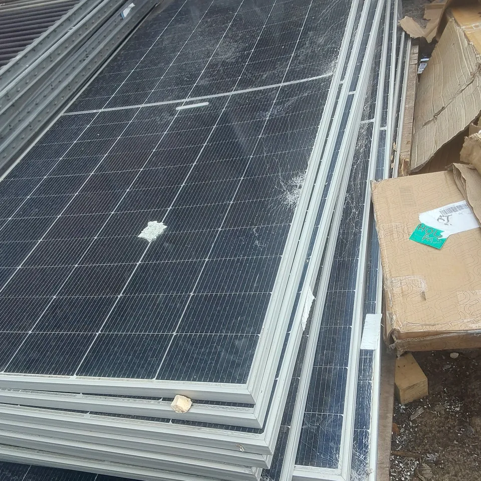 PALLET CONTAINING A LARGE QUANTITY OF SOLAR PANELS