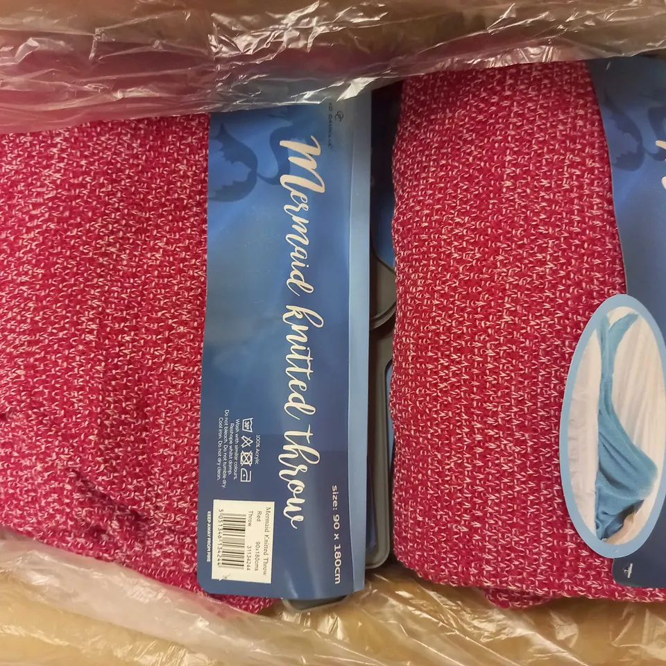 BOX OF APPROX 12 MERMAID KNITTED THROWS - RED