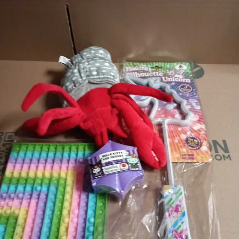 APPROXIMATELY 25 ASSORTED TOYS AND GAMES TO INCLUDE PLUSH TOYS, FLASHING SILHOUETTE UNICORN, COSTUMES ETC 