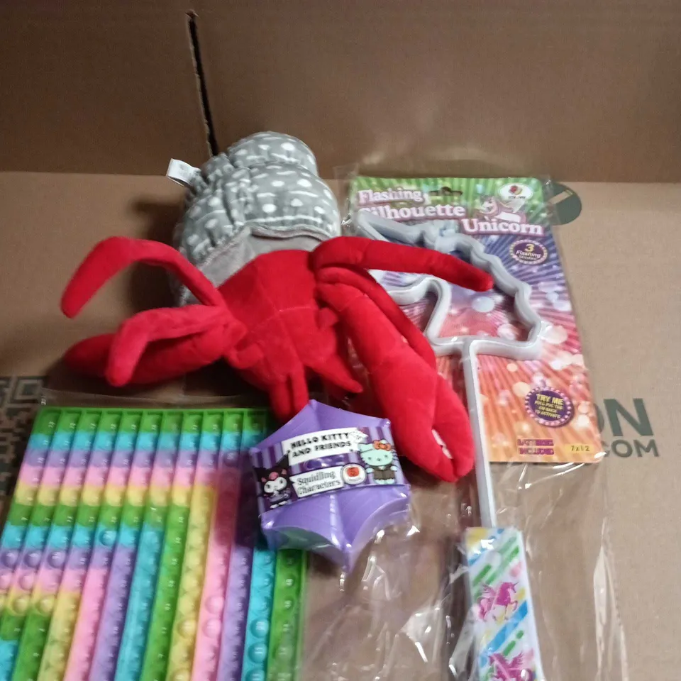 APPROXIMATELY 25 ASSORTED TOYS AND GAMES TO INCLUDE PLUSH TOYS, FLASHING SILHOUETTE UNICORN, COSTUMES ETC 