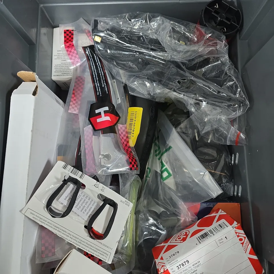 APPROXIMATELY 15 ASSORTED VEHICLE PARTS/ACCESSORIES TO INCLUDE EXTENDER MIRROR, BIKE LIGHTS, LOCKABLE CHAIN ETC  