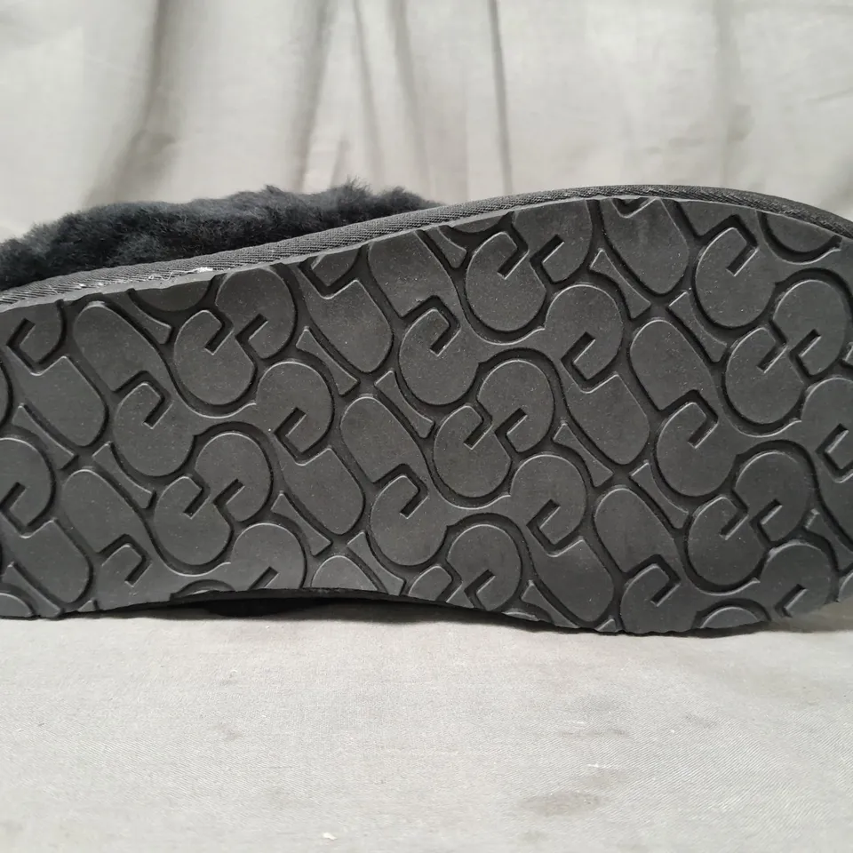 BOXED PAIR OF UGG SLIPPERS IN BLACK UK SIZE 7