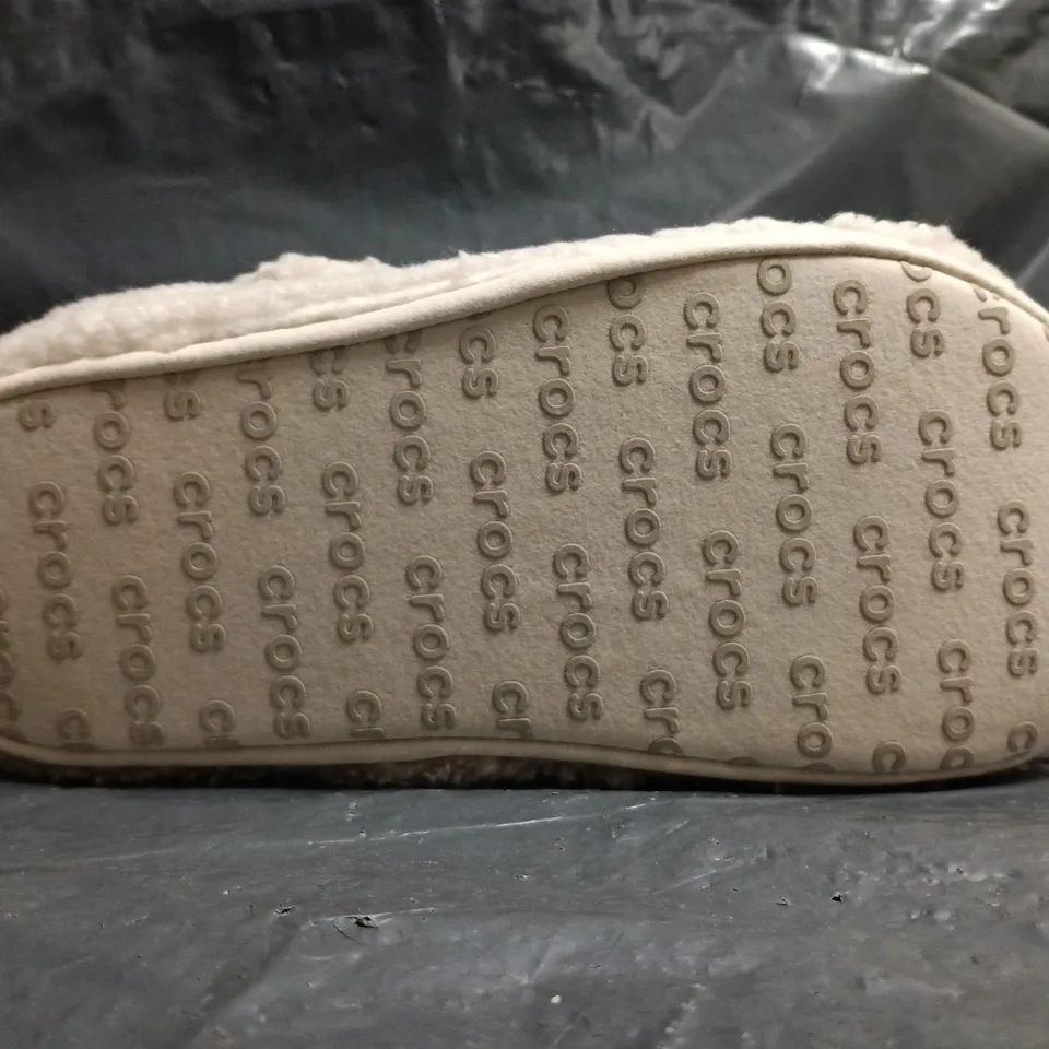 PAIR OF CROCS CLASSIC COZZZY SLIPPERS IN CREAM SIZE UK M5/W6