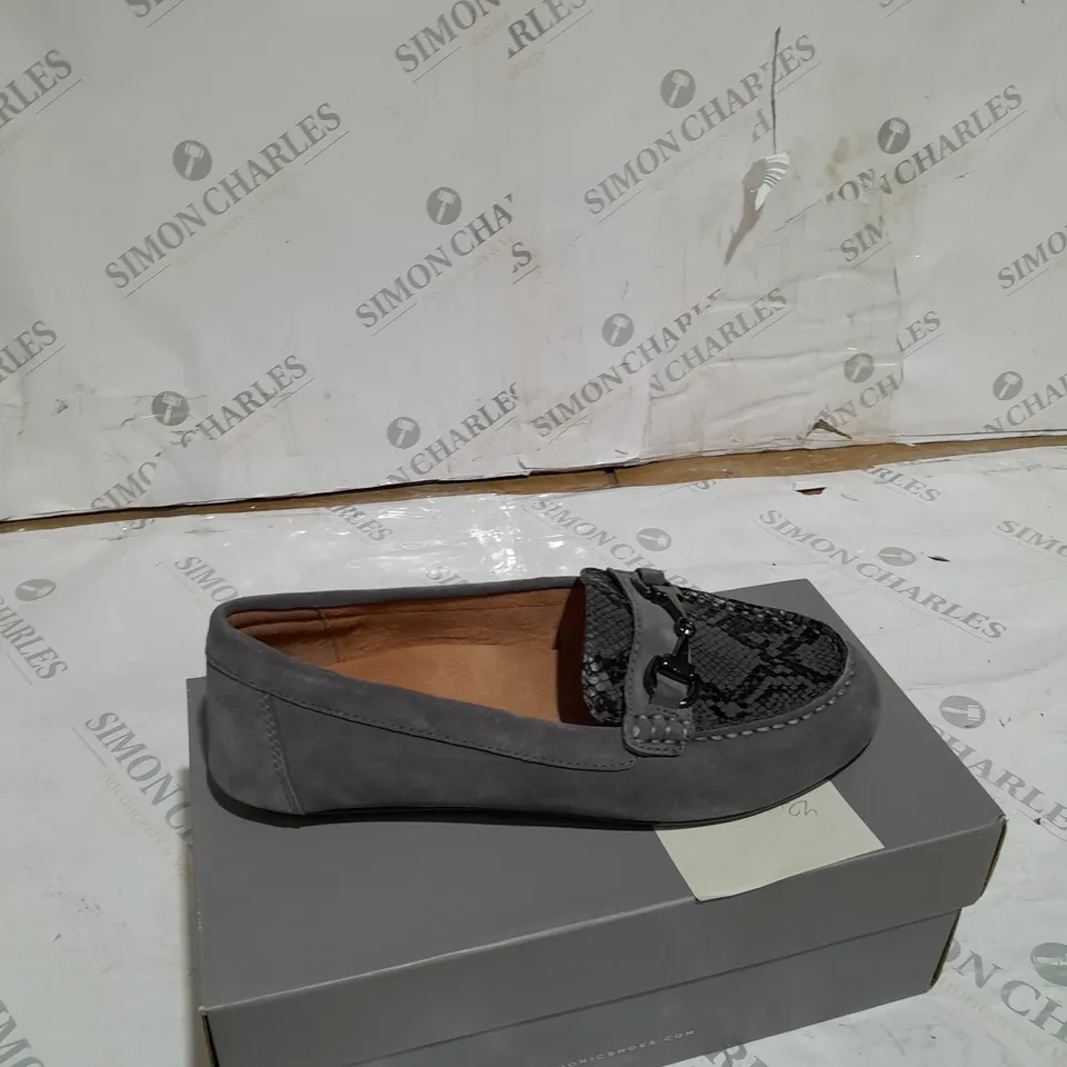 SHOE BOX CONTAINING HONOR DAYNA GREY LOAFERS - SIZE 6.5