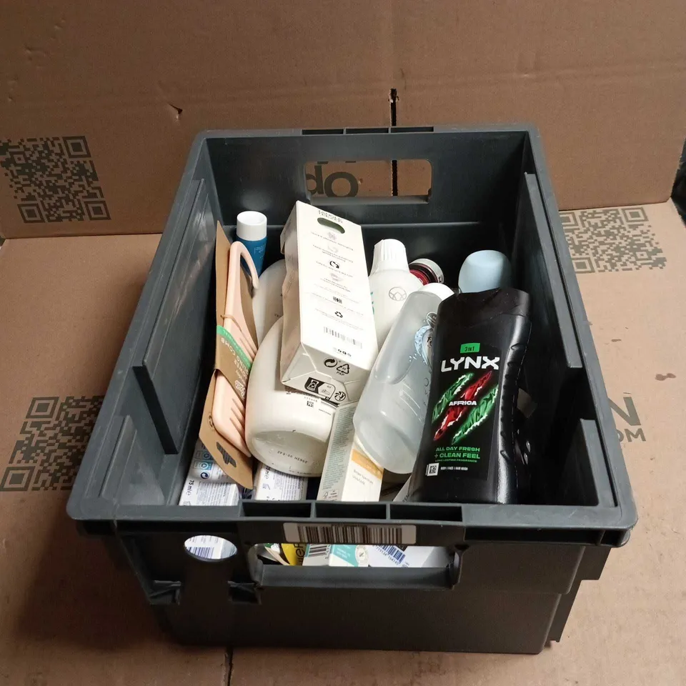 TOTE OF APPROXIMATELY 22 ASSORTED COSMETIC ITEMS TO INCLUDE LYNX, FEMFRESH, TANGLE TEEZER DETANGLING BRUSH, RITUALS...HAND BALM, AVEENO CALM + RESTORE ETC